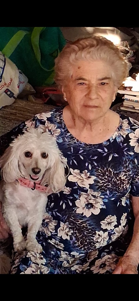 Foto individual abuela con mascota
